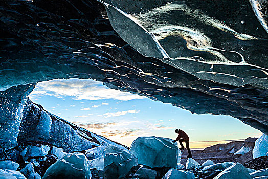 侧面视角,人,攀登,向上,冰,石头,入口,冰川冰,洞穴