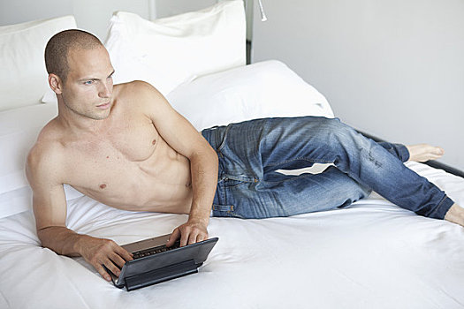 男人,床上,使用笔记本,电脑