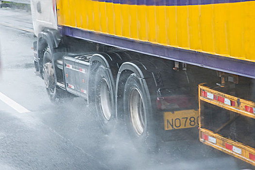 重庆至长沙在雨中g57高速公路上的大货车