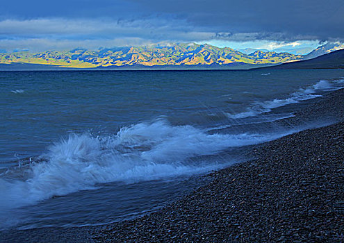 新疆赛里木湖的浪