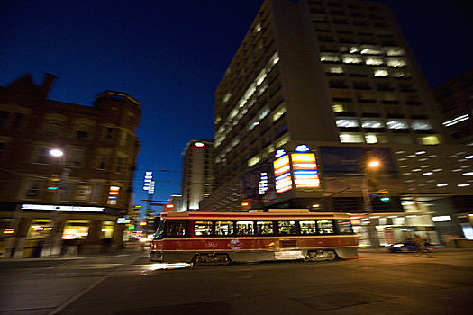 有轨电车,城市街道,夜晚,安大略省,加拿大