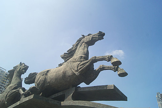 骏马雕像