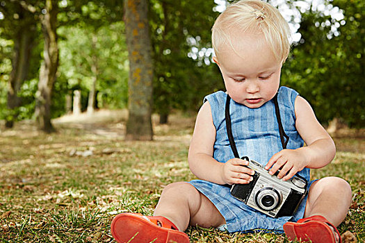 女婴,坐,草,拿着,拍摄,摄影,俯视