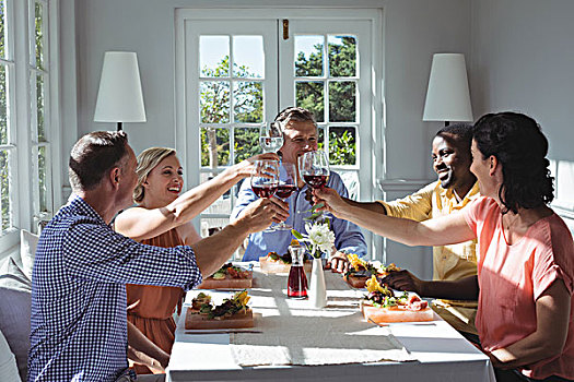 群体,朋友,祝酒,玻璃杯,红酒,餐馆