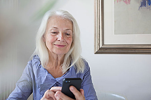 老年,女人,发短信,机智,电话,在家