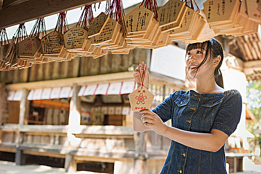 美女,穿,蓝色,衣服,看,木质,占卜,铭牌,日本神道,神祠,福冈,日本