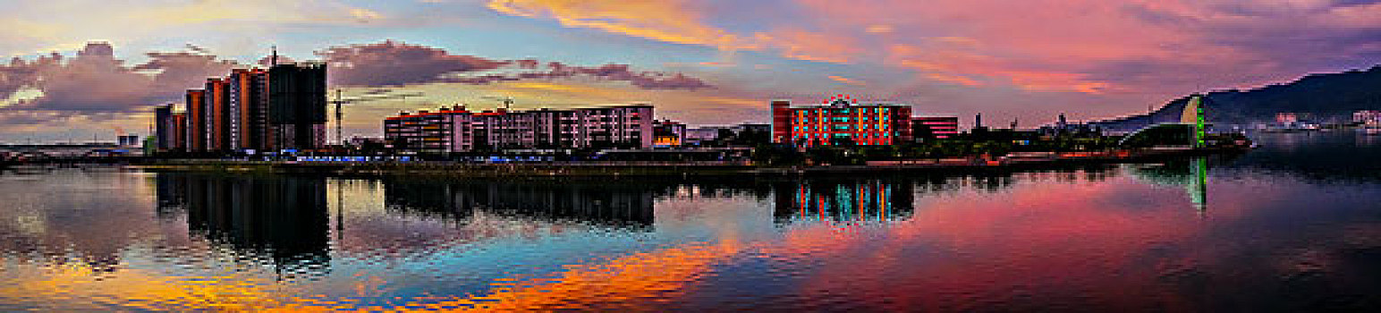 建筑群,高楼,河,灯,东江湾,文化广场,夜景,树林,蓝天,白云,栏杆,铁锁链,游艇,船