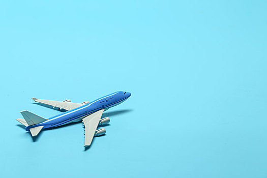 飞机模型放在蓝色背景上