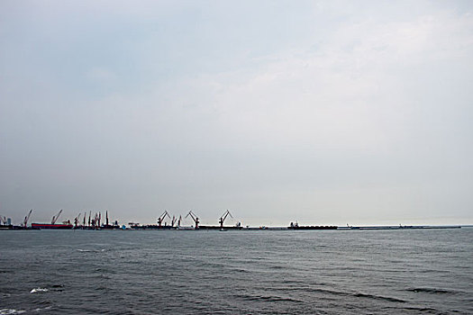 海平面上的造船厂