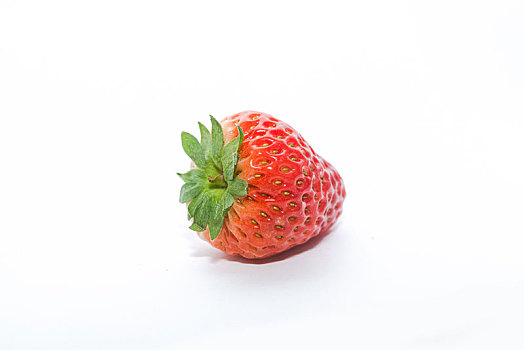 一颗草莓孤立在白色背景上