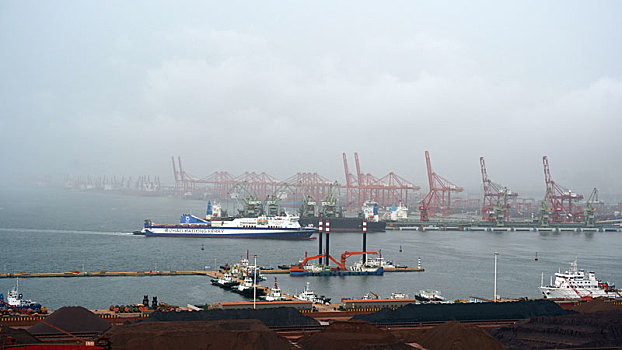 山东省日照市,远洋客轮冒雨驶入港口,阴雨绵绵未能影响港口生产