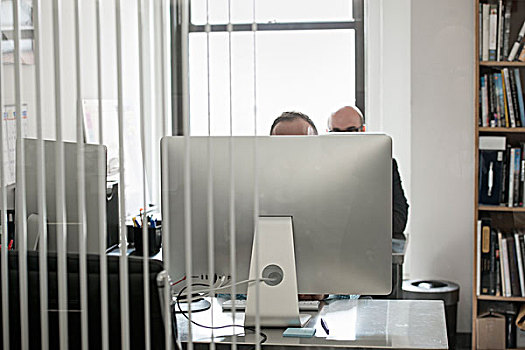 办公室生活,两个人,坐,书桌,后面,电脑终端
