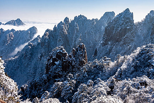 中国安徽黄山风景区,冬日雪后奇峰怪石林立,云雾飘渺宛若仙境