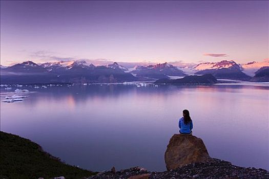 坐,夫妇,岩石上,注视,日落,阿尔西克湖,冰河湾,公园,阿拉斯加