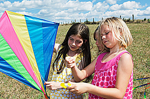 三个女孩,拿着,风筝,土地
