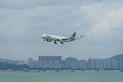 一架斐济航空的客机正降落在香港国际机场