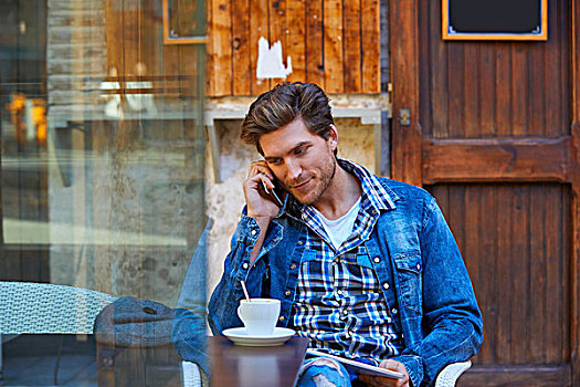 男青年,智能手机,咖啡,户外,坐