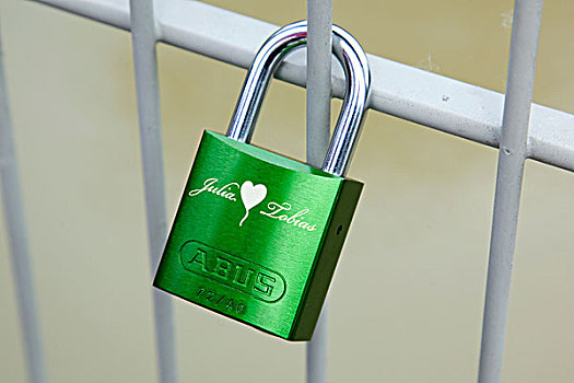 挂锁,象征,友谊,喜爱,夫妇,桥,雷根斯堡,巴伐利亚,德国,欧洲
