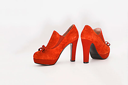 一双棕红色时尚高跟皮鞋apairoffashionalbrownhigh-heeledleathershoes