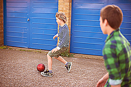 两个男孩,玩,足球,车库