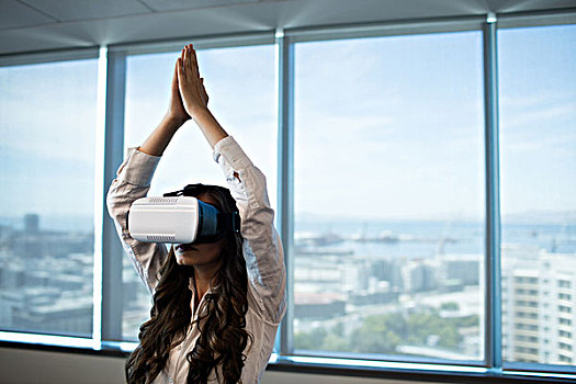 职业女性,练习,瑜珈,抬臂,虚拟现实,玻璃,办公室