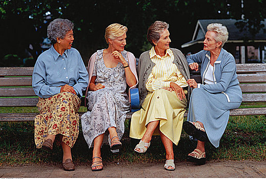 四个,成熟女性,坐,公园长椅