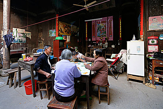 洪琴村古民居内景和打麻将的老人