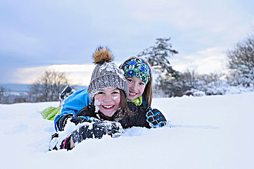 特写,头像,两个女孩,玩雪,冬天,巴伐利亚,德国
