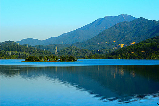 深圳东湖公园清澈的水天空晴朗