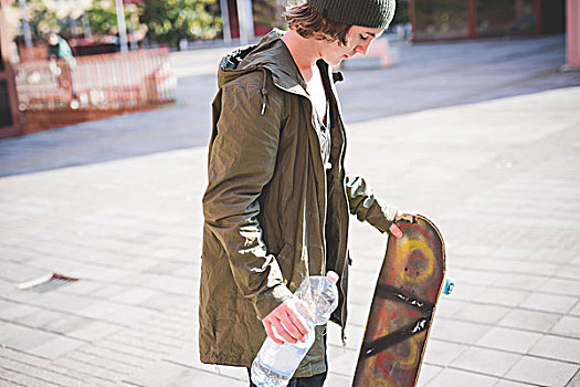 男青年,城市,玩滑板,拿着,水瓶