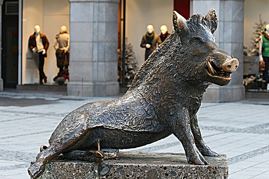 新市政厅步行街金猪雕塑