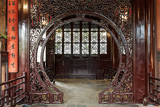 中国江苏省苏州留园室内月亮门装饰
