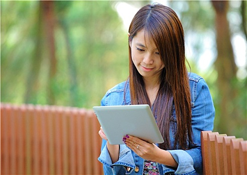 年轻,亚洲女性,平板电脑