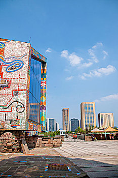 重庆沙坪坝区大学城四川美院罗冠中艺术馆涂鸦外墙