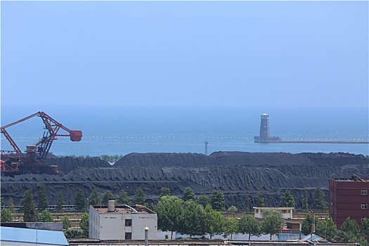 山东省日照市,雨过天晴的港口风景如画,码头装卸生产如火如荼