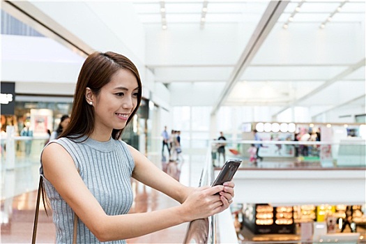 亚洲女性,读,手机,购物中心