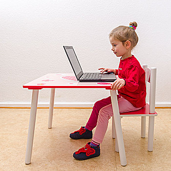女孩,3岁,坐,桌子,笔记本电脑
