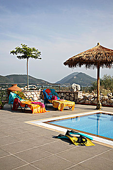 彩色,毛巾,躺椅,平台,靠近,游泳池,别墅,利富卡达岛,希腊