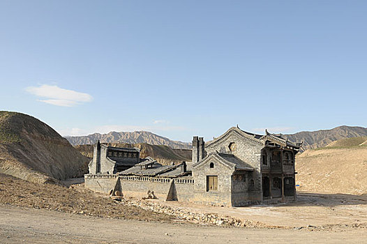 荒山里拍电影留下的古房场景