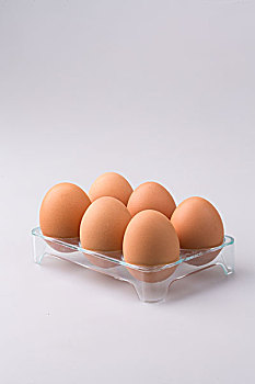 放置在盘子里的鸡蛋