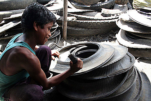 男孩,工作,轮胎,再循环,工作间,孩子,工人,钱,技艺纯熟,物主,达卡,孟加拉,七月,2007年