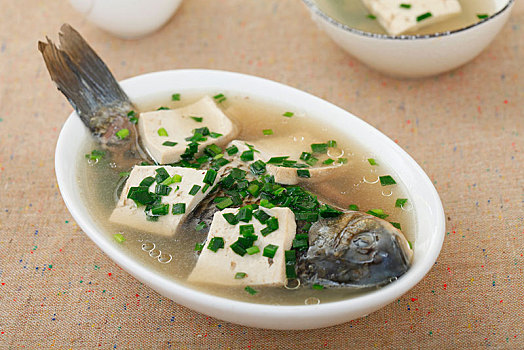 酿鲫鱼豆腐汤