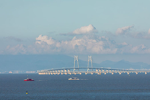 横跨珠江口海域伶仃洋上的港珠澳大桥