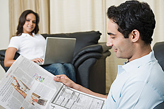 男人,读,报纸,妻子,笔记本电脑
