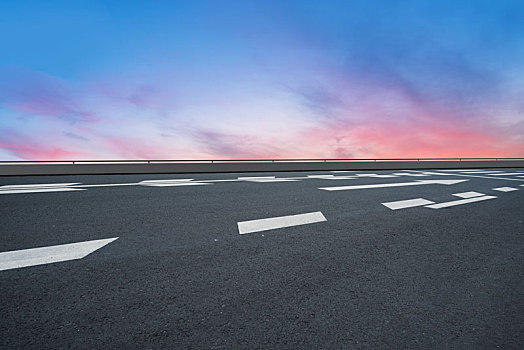 道路交通和天空晚霞云彩