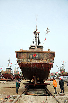 山东省日照市,船工轻松操作数十吨渔船上岸维修,游客称大开眼界全程跟拍