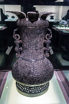 上海博物馆的春秋中期莲瓣盖龙纹壶