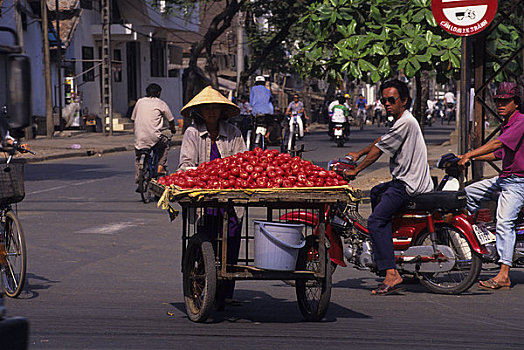 越南,胡志明市,西贡,街景,交通,女人,水果,手推车