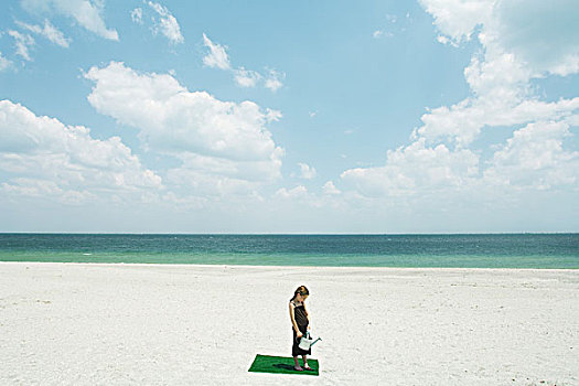 女孩,站立,人造草皮,海滩,拿着,洒水壶,俯拍