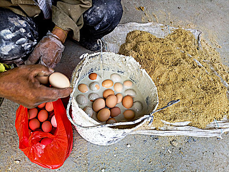 河南滑县,鸡蛋价格创新低农民买来加工变蛋一毛一个作为麦收食品